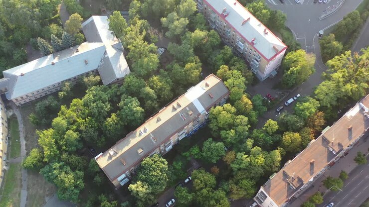 Video aereo con drone di condomini del centro e auto sull'autostrada nel distretto di Pecherskyi, oblast di Kyiv, Ucraina, al tramonto.