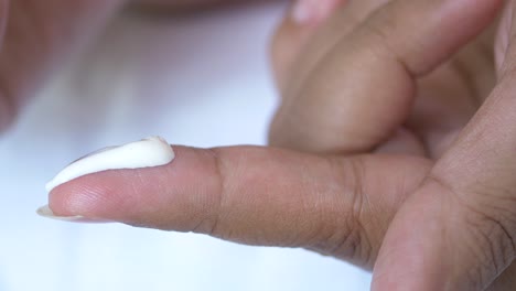 aplicar crema o loción en los dedos