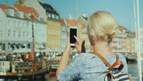 Der-Tourist-Fotografiert-Einen-Schönen-Kanal-Und-Eine-Beliebte-Touristenstraße-In-Kopenhagen-Dänemark