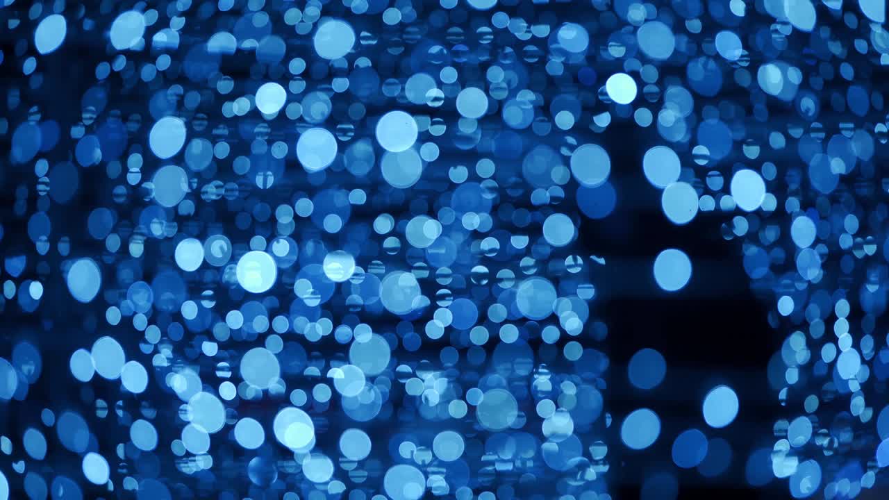 추상적인 배경은 크리스마스 보케 공을 가지고 있습니다. 새해 휴일 배경은 전구 장미의 반이는 불빛과 함께. 밤에는 밝은 겨울 파티 불빛의 실제 렌즈 흐릿함.