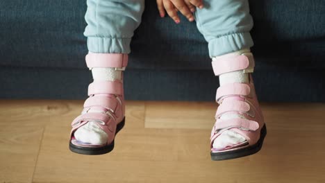 con zapatos ortopédicos para niños