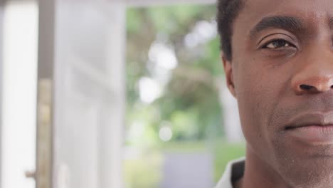 retrato de un feliz hombre afroamericano en la puerta