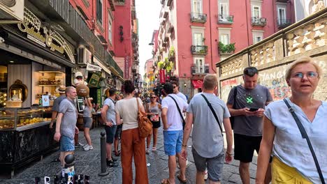 turistas recorriendo el mercado callejero de nápoles, italia