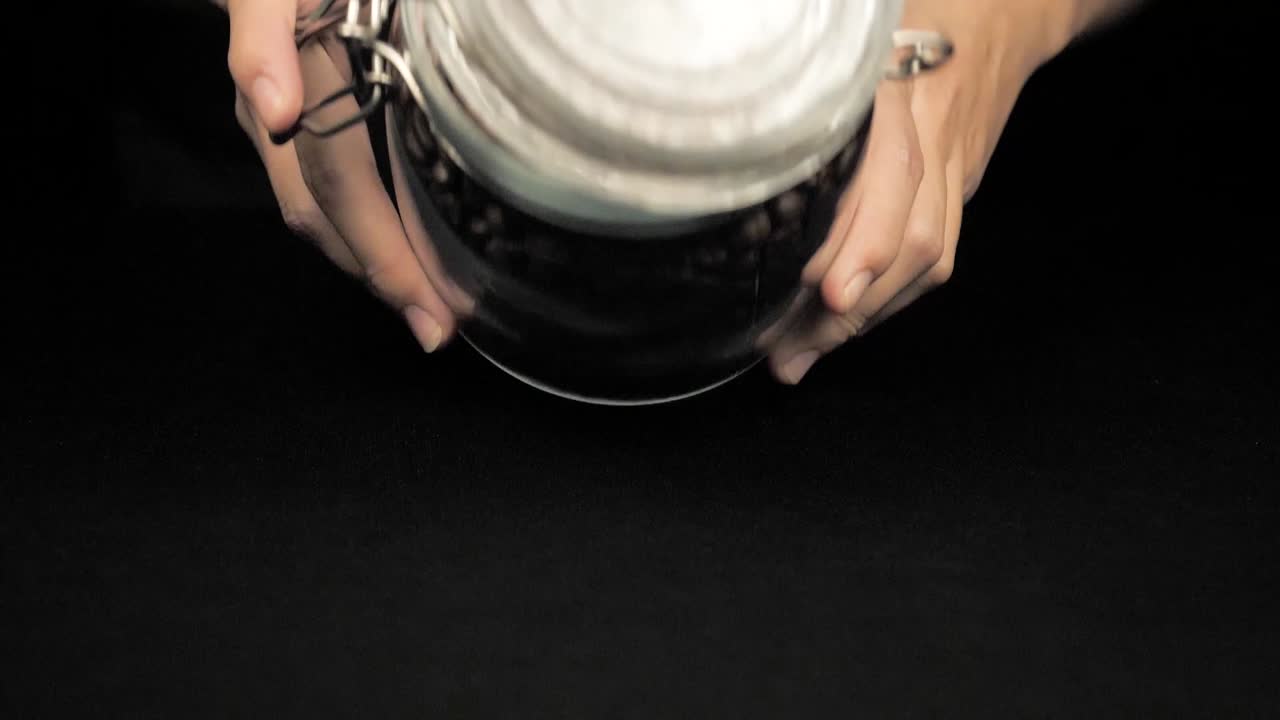 スローモーションで瓶からコーヒー豆を注ぐ、うーん