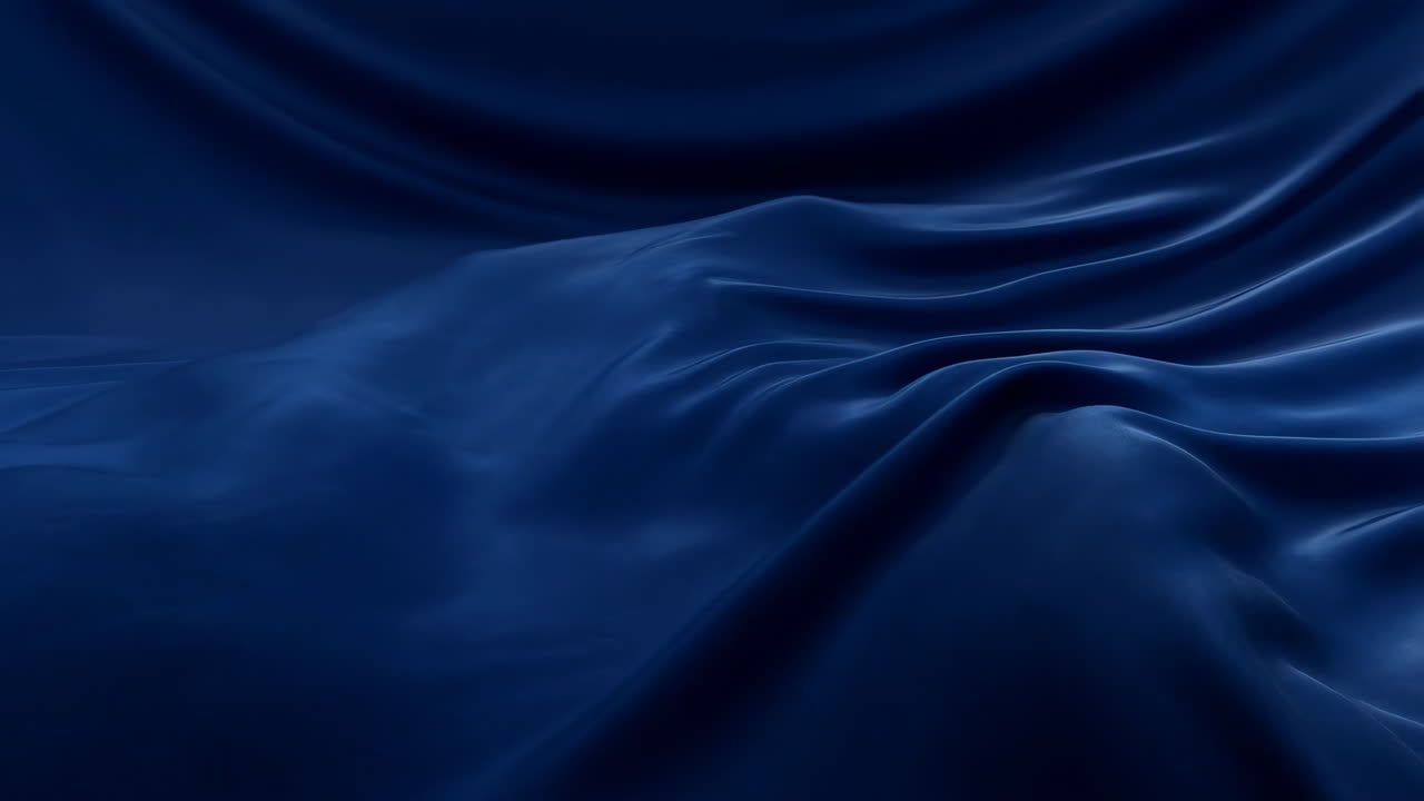 Tessuto blu scuro liscio che si increspa al rallentatore