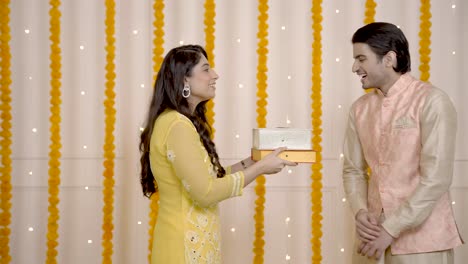 mujer india sorprende a su marido en diwali
