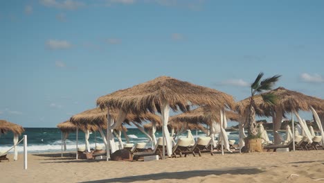 Hermosa-Instalación-De-Carpa-De-Playa,-Destino-Turístico