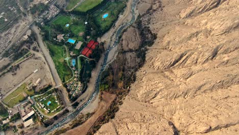 Vista-Anterior-Del-Club-De-Campo-En-La-Región-Peruana-De-Lima-Al-Lado-De-Una-Cordillera