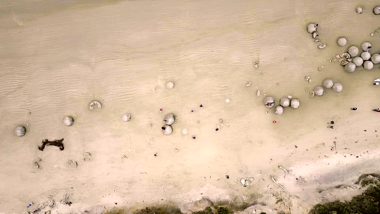 vista aérea de las rocas de moeraki en nueva zelanda