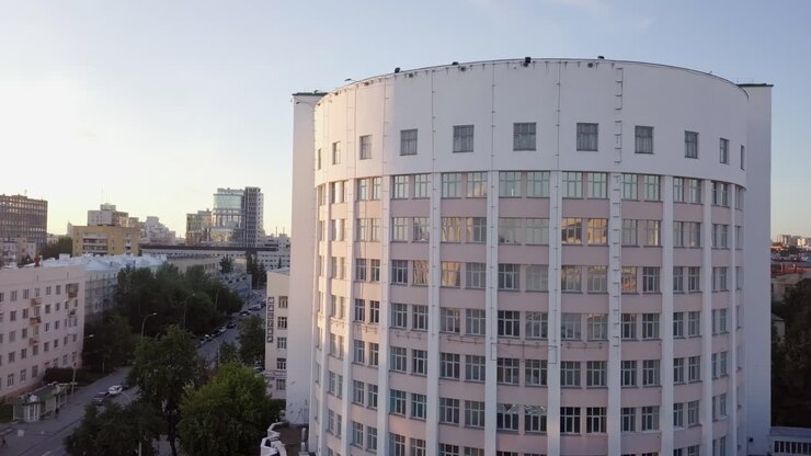 Vista da Paisagem Urbana de um Complexo de Edifícios Modernos e Retrô