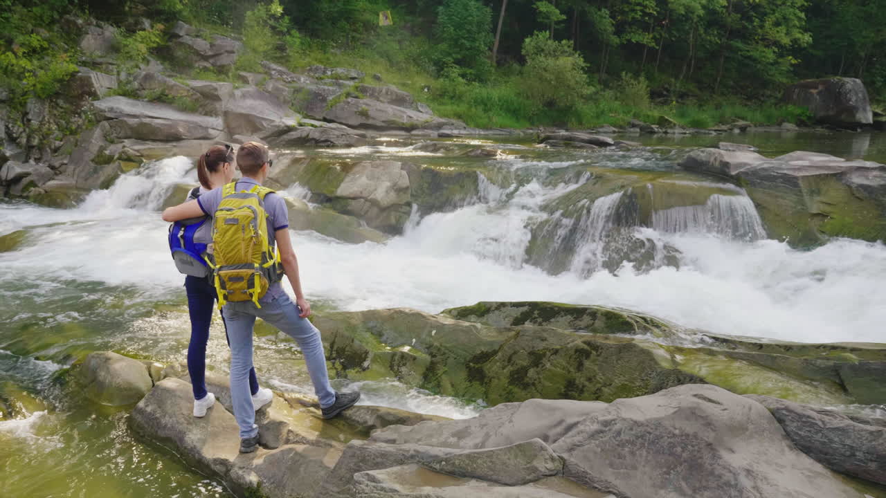 una hermosa cascada en las montañas agua que fluye sobre las rocas