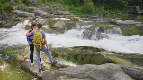 una hermosa cascada en las montañas agua que fluye sobre las rocas