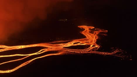 volcán de islandia en erupción con lava derretida por la noche, flujo de magma en la superficie de la tierra, aérea