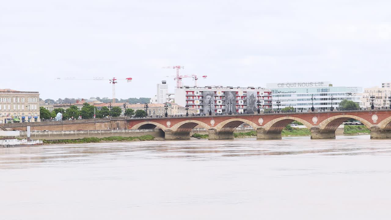 프랑스 보르도 (bordeaux) 에 있는 가론 강 (garonne river) 을 가로지르는 다리