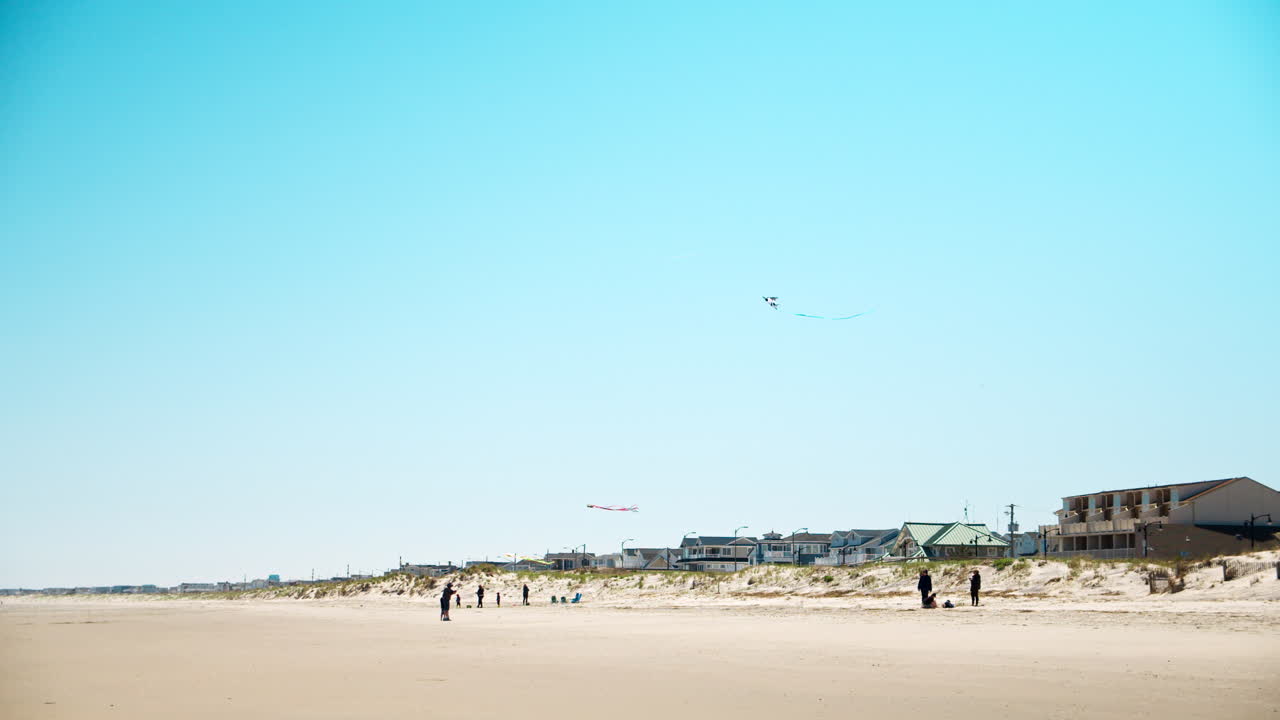 가족들이 뉴저지 해변에서 날아다니는 카이트