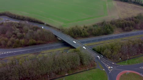 Drohnenaufnahmen-Von-Fahrenden-Autos-Und-Lastwagen,-Die-über-Eine-Brücke-über-Die-Schnellstraße-A2-Fahren