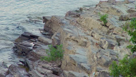 las olas chocan contra el acantilado rocoso