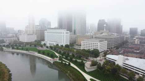 Columbus-Ohio-Skyline-An-Einem-Nebligen-Morgen,-Luftdrohne