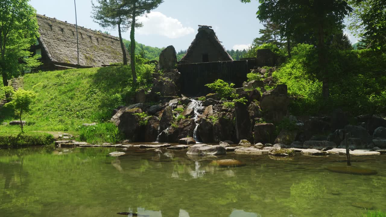 시라카와고 에 있는 연못 으로 흐르는 물 이 있는 아름다운 바위 특징