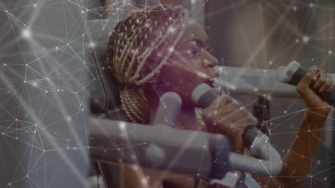 conexión de red con una mujer de raza mixta trabajando