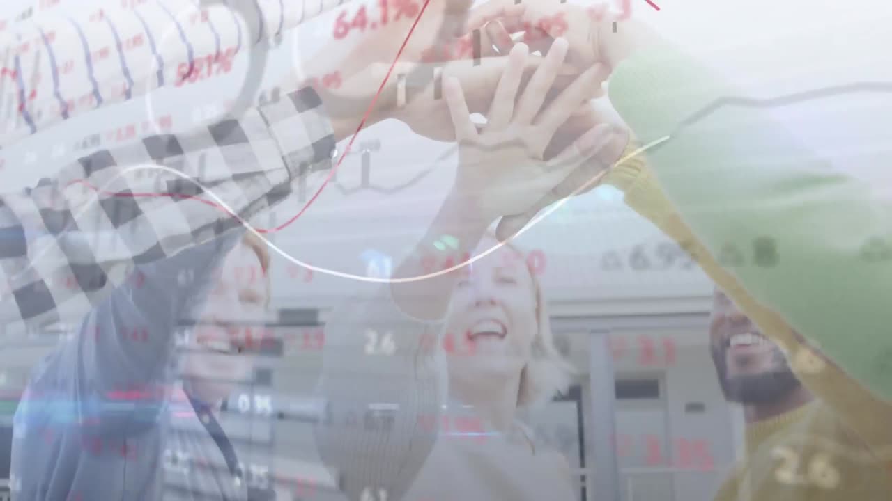 animación del procesamiento de datos financieros sobre diversas personas de negocios apilando las manos