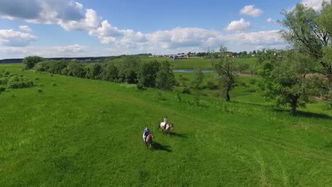 montar a caballo en un campo verde