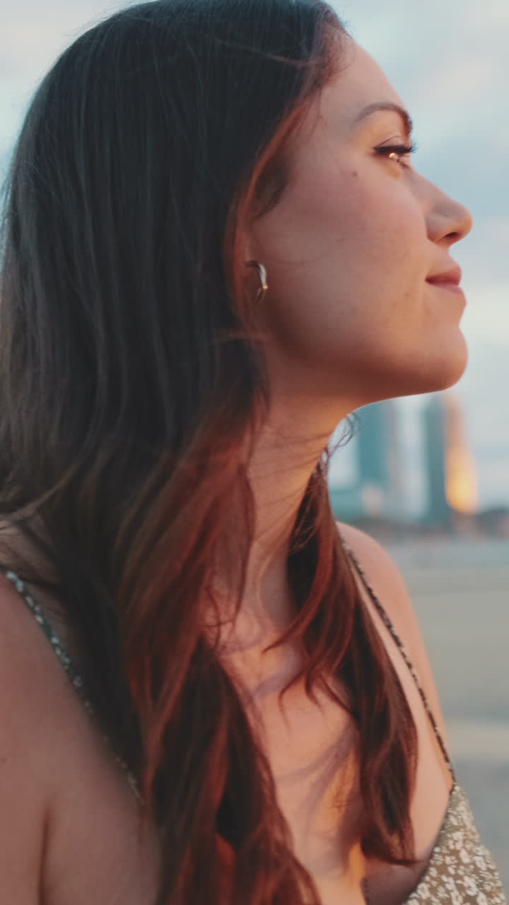mujer posando al aire libre al atardecer