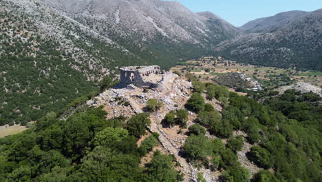 ruinas del castillo turco en las montañas leuka ori vista aérea invirtiendo el desfiladero de improu en la meseta de askifou, creta