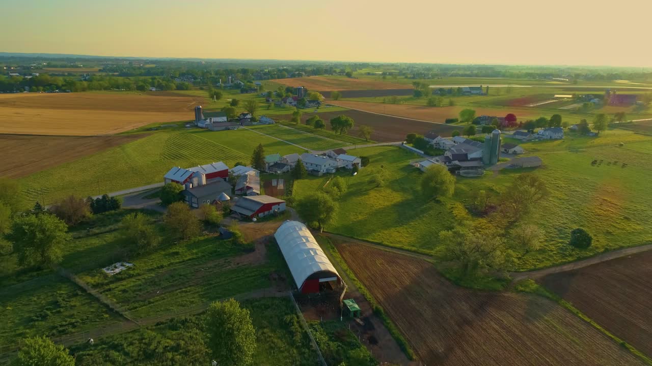 Luftfoto af Amish-landbrugsland sidst på eftermiddagen på en smuk solrig forårsdag