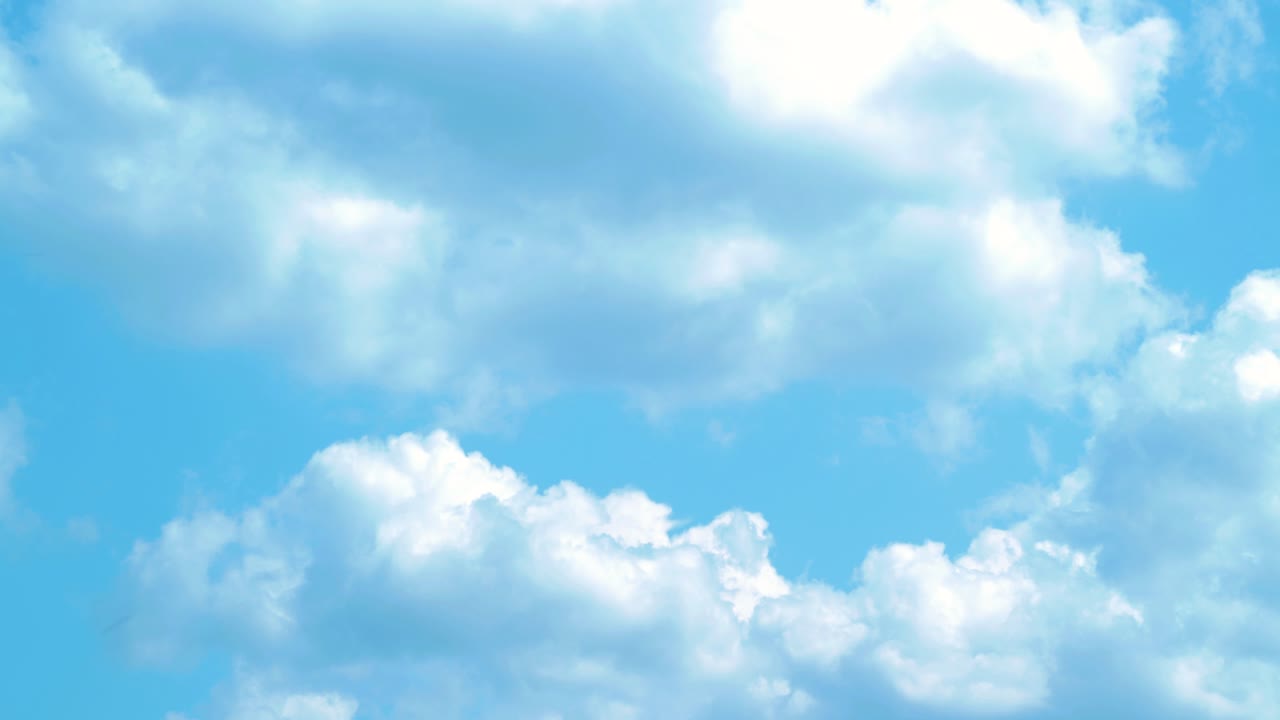 화창한 날에 아름다운 흰색 빠르게 움직이는 구름과 하늘의 시간 경과, 중간 샷