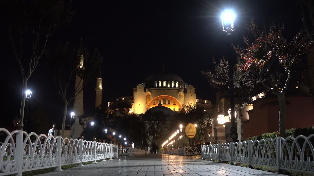 la noche de estambul, hagia sophia en la plaza del sultán ahmet. turquía