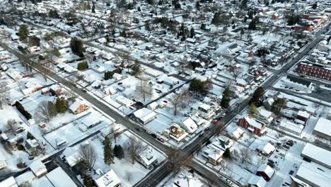 Toma-Aérea-De-Establecimiento-De-Una-Ciudad-Americana,-Un-Pequeño-Pueblo-Cubierto-De-Nieve-Invernal