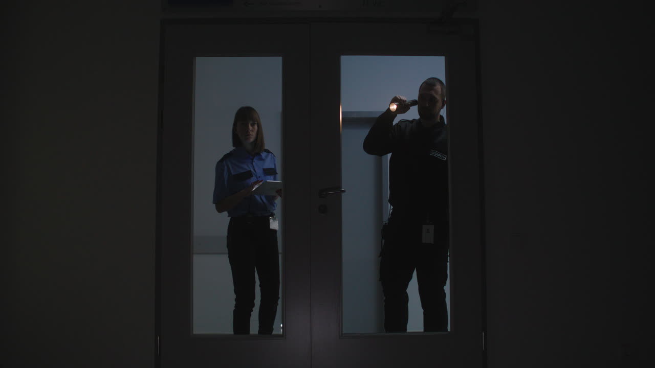 복도에서 작업하는 유니폼을 입은 팀