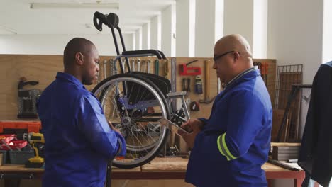 Trabajadores-Haciendo-Una-Silla-De-Ruedas