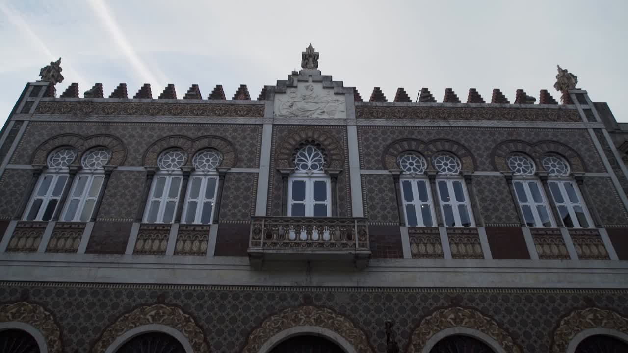 포르토에 있는 모자라빅 건축 건물의 낮은 각도로 기울기