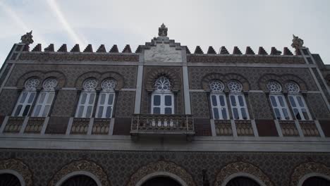 Nach-Unten-Kippbarer-Blick-Auf-Ein-Gebäude-Mit-Mozarabischer-Architektur-In-Porto