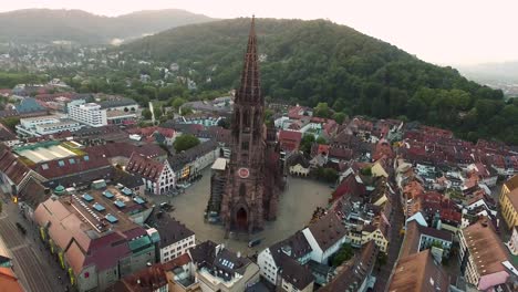 4k-Drohne-Footage-shot-near-the-Cathedral-in,-Fraiburg-im-Breisgau,-Germany-at-Sunrise