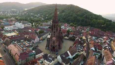 imágenes de 4k drohne filmadas cerca de la catedral en fraiburg im breisgau, alemania al amanecer