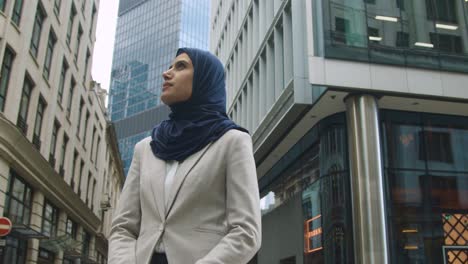 mujer de negocios musulmana al aire libre de pie frente a las oficinas de la ciudad