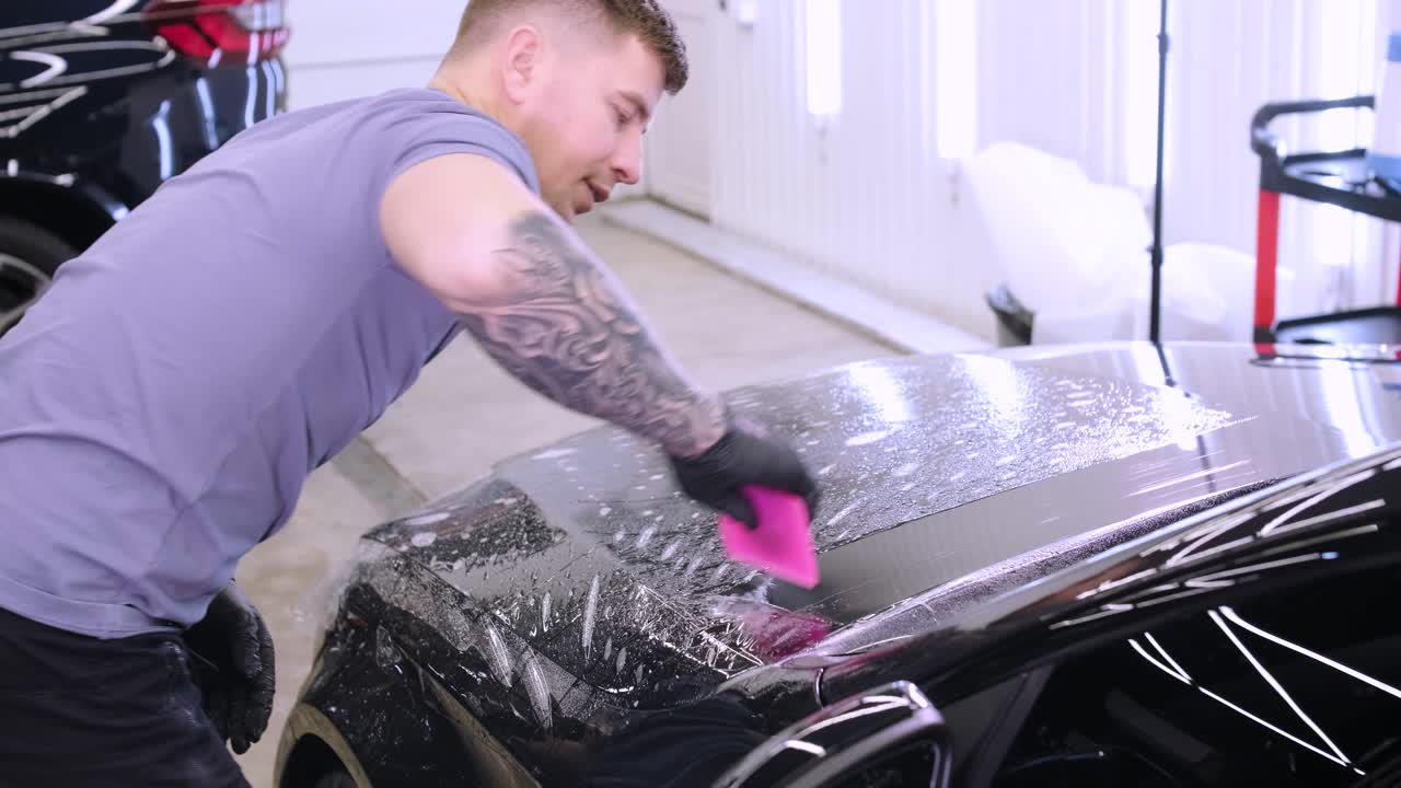 비닐 폴리우레탄 테이프로 자동차를 는 사람. 자동차를위한 필름. 자동차에 스티커 보호 필름