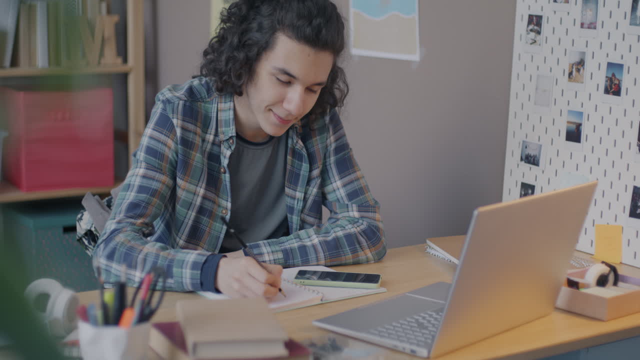 adolescente que estudia en el hogar