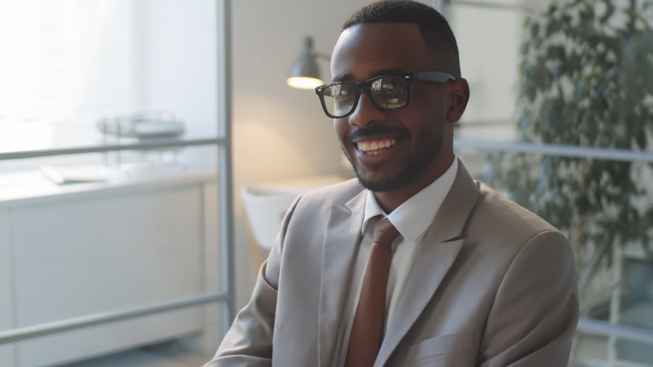 retrato de un feliz hombre de negocios afroamericano en el cargo