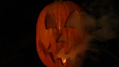 Fumar-Alto-Jack-O-Linterna-Con-Luz-De-Calabaza-Parpadeante-Lente-Gran-Angular-Centrada-En-Halloween