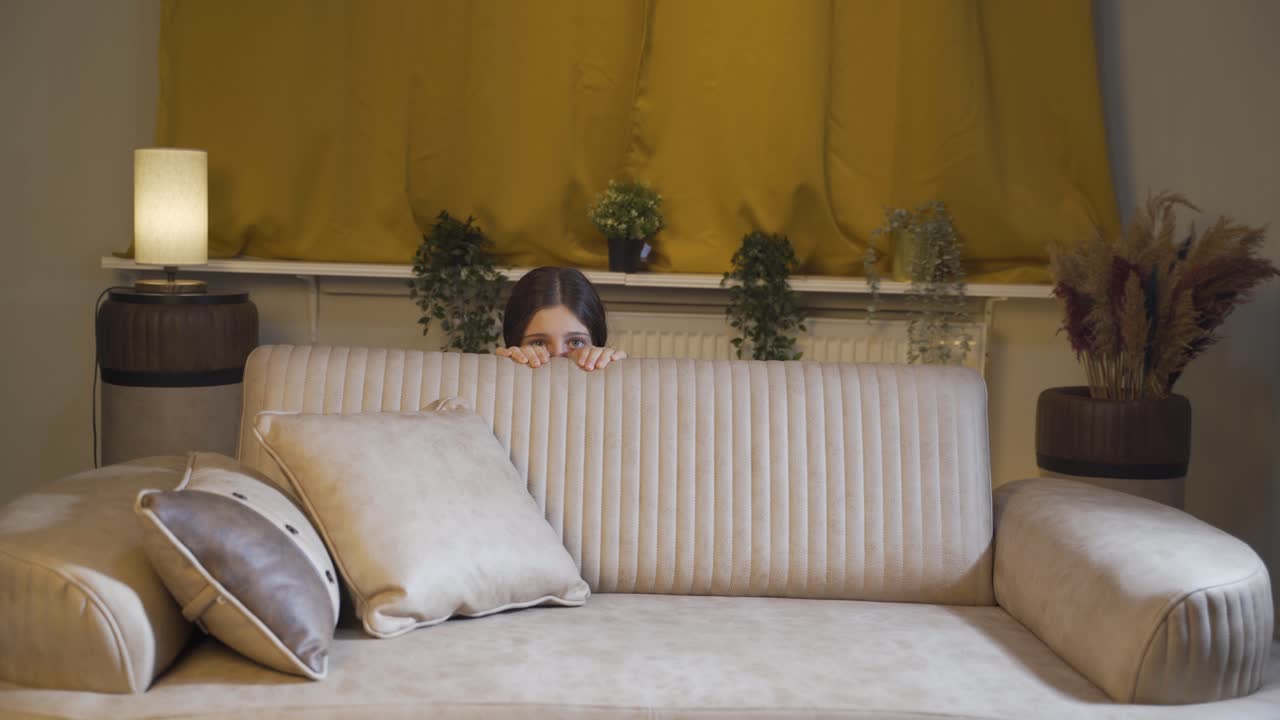 두려움으로 숨어있는 젊은 여성.