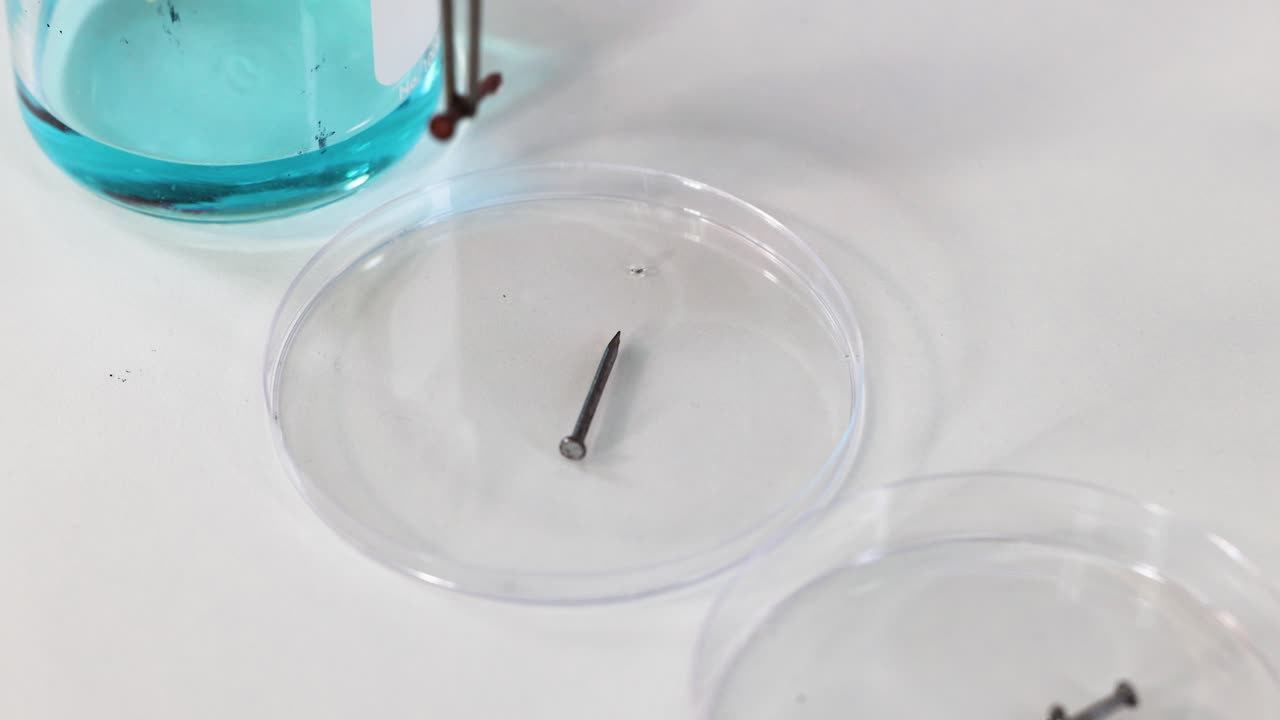 구리 황산 용액과 반응하는 철 못