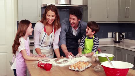 Glückliche-Familie,-Die-Gemeinsam-Kekse-Kocht