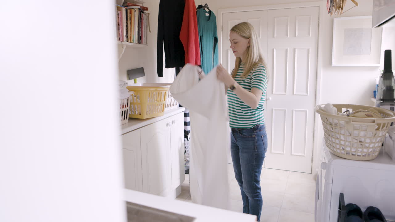 집에서 세탁을 하는 여자