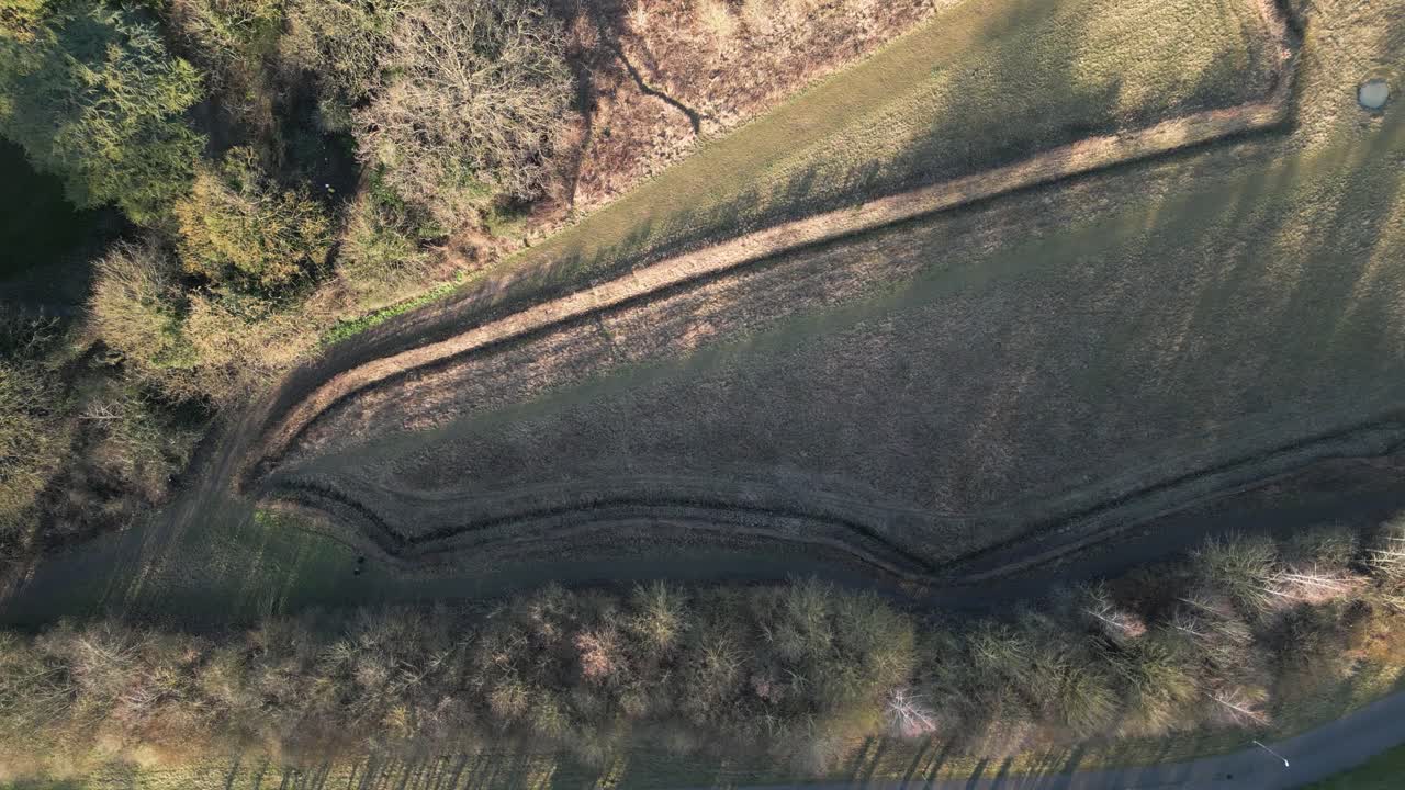 enterrar el campo de st. edmunds con un murciélago grabado en un campo, carretera y árboles, inglaterra, de día, proyección de sombras, vista aérea