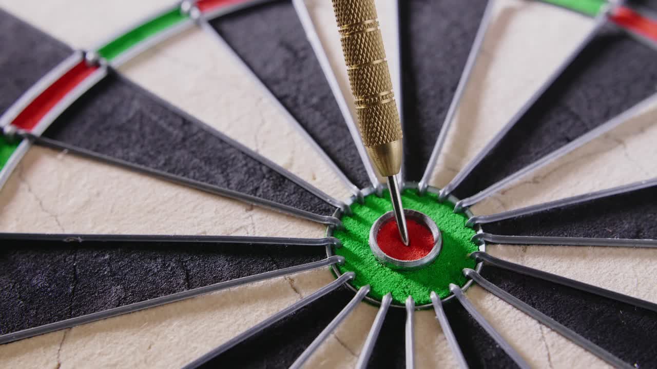 disparo de cierre de primer plano de un dardo que golpea el objetivo