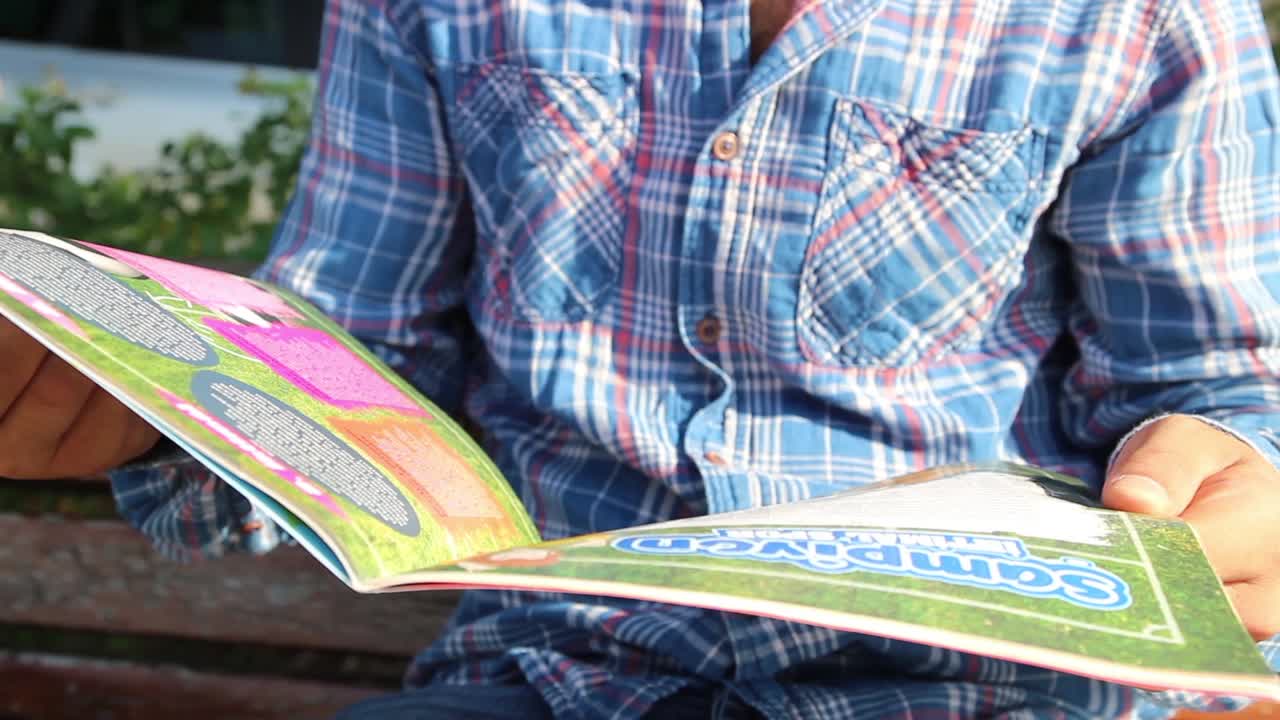 jóvenes leyendo revistas en el parque